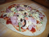 Pizza pipraven na peen, oproti receptu je tam navc mraen zelenina.